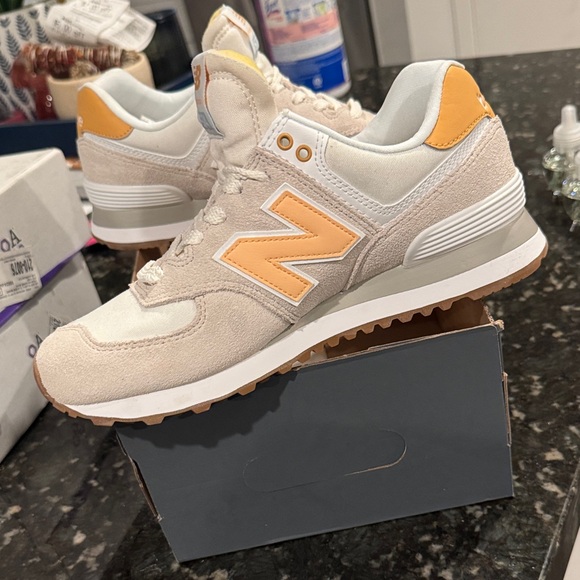 New Balance Women's 574 Shoes - Picture 9 of 9